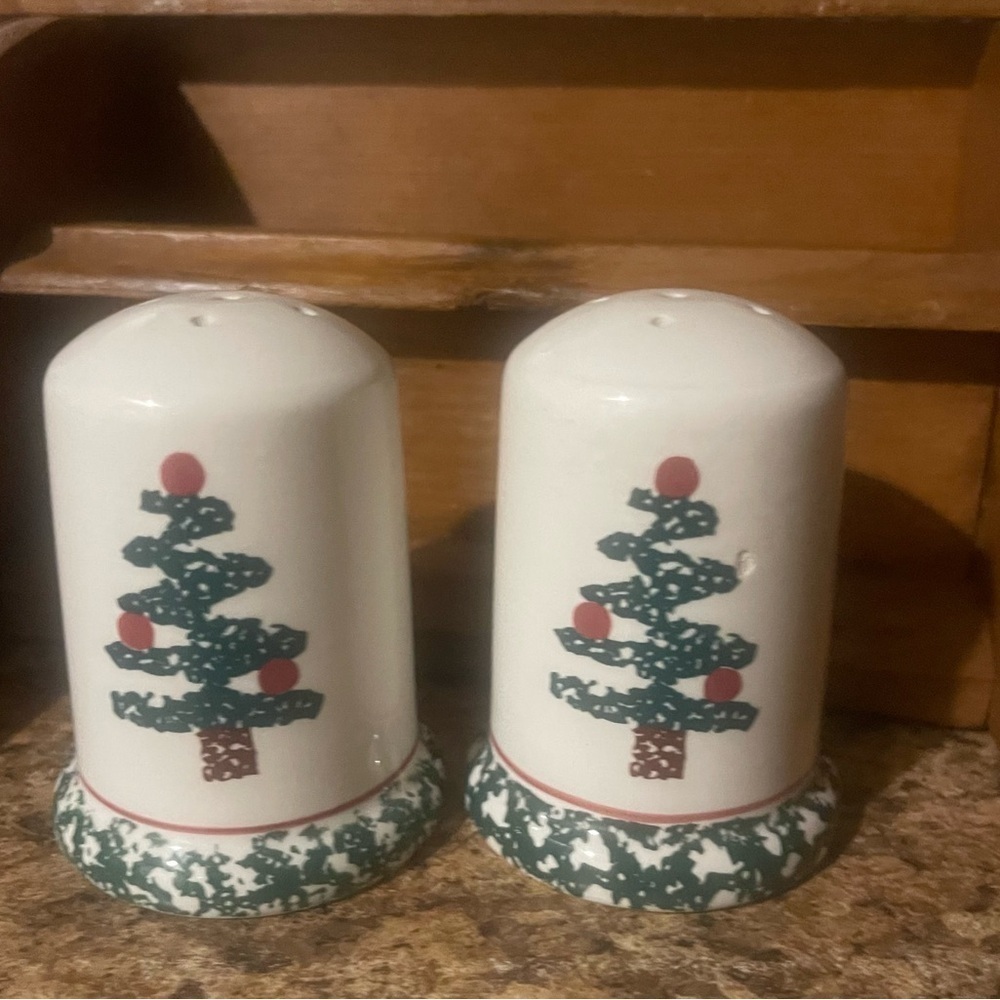 Bizzirri Ceramic Salt & Pepper Shakers Cellar Hand Painted Christmas Trees Italy